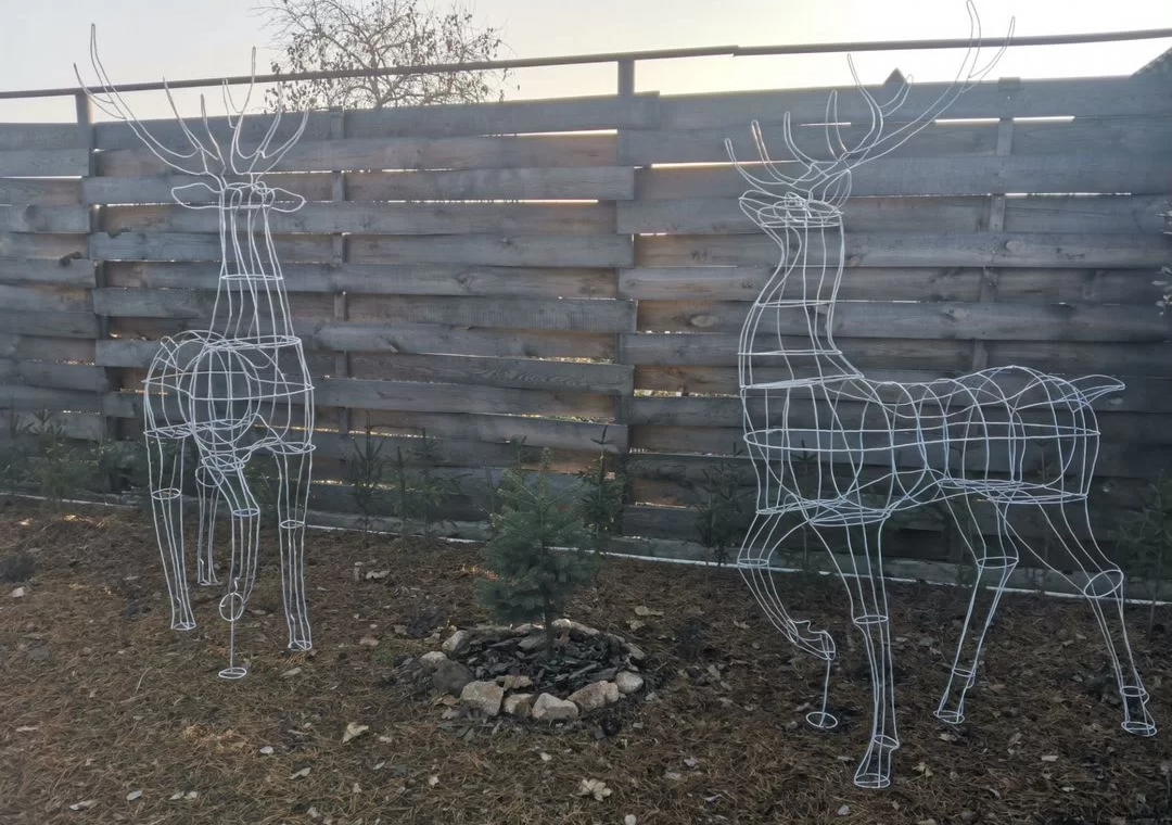 Искусство металла: фигуры из проволоки, которые оживляют пространство.