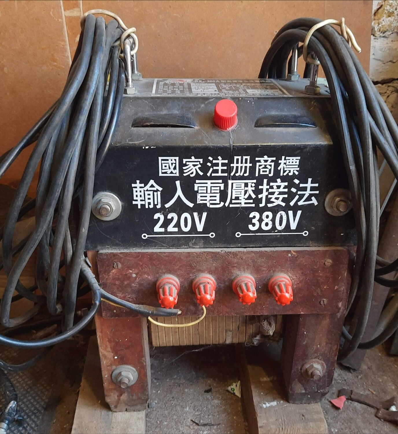 Продам сварочный аппарат.и таль электрическую