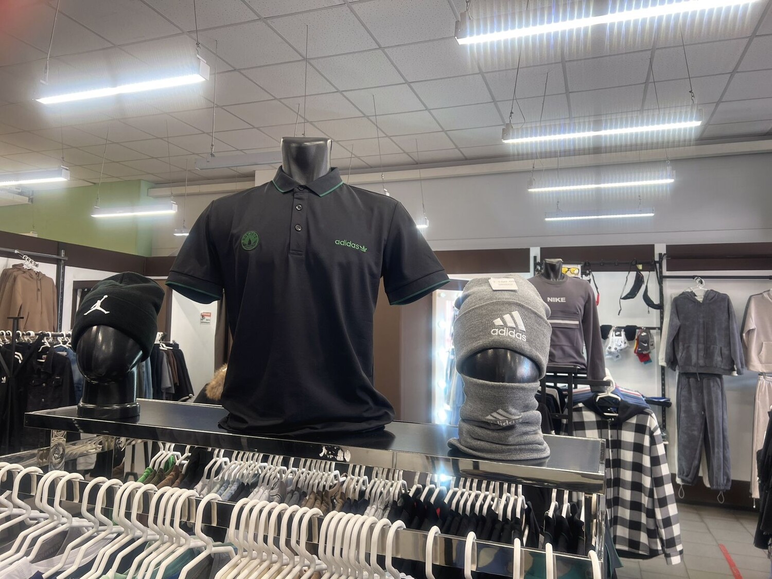 Кликните для увеличения изображения Шоу-рум мужской и женской одежды «Качели»